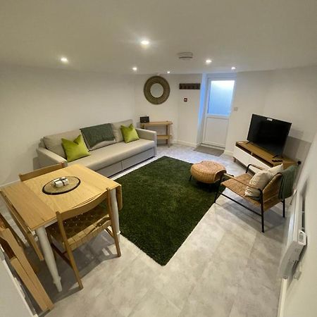 Quaint Central Basement Apartment Херфорд Екстериор снимка